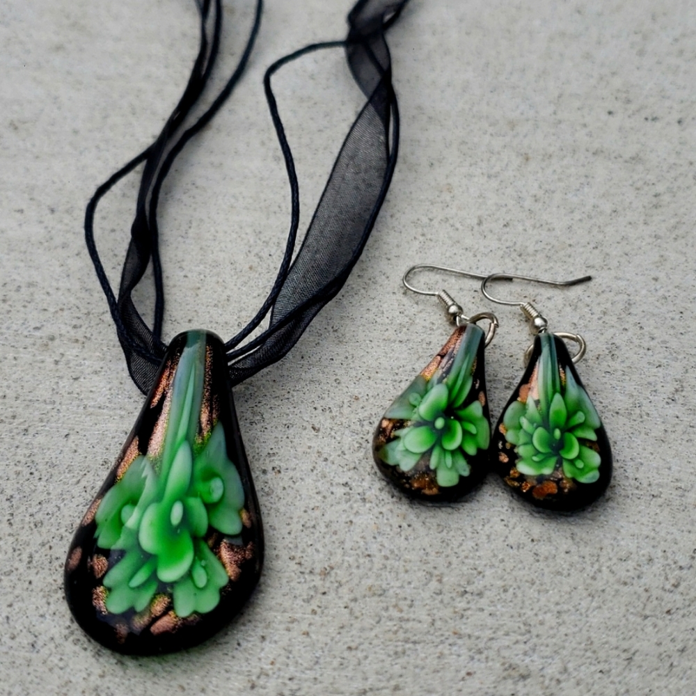 Flower glass necklace and earrings set